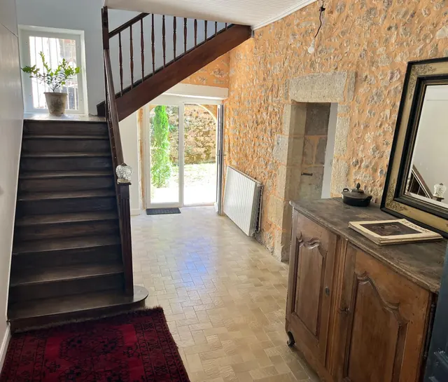 Entrée et escalier de la maison