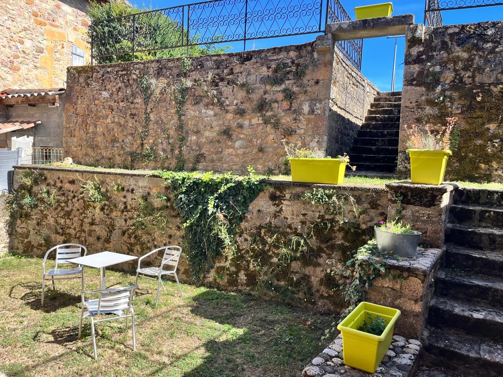 Jardin en paliers bordé de murs en pierre