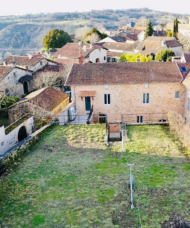 Maison et jardin vus en hauteur