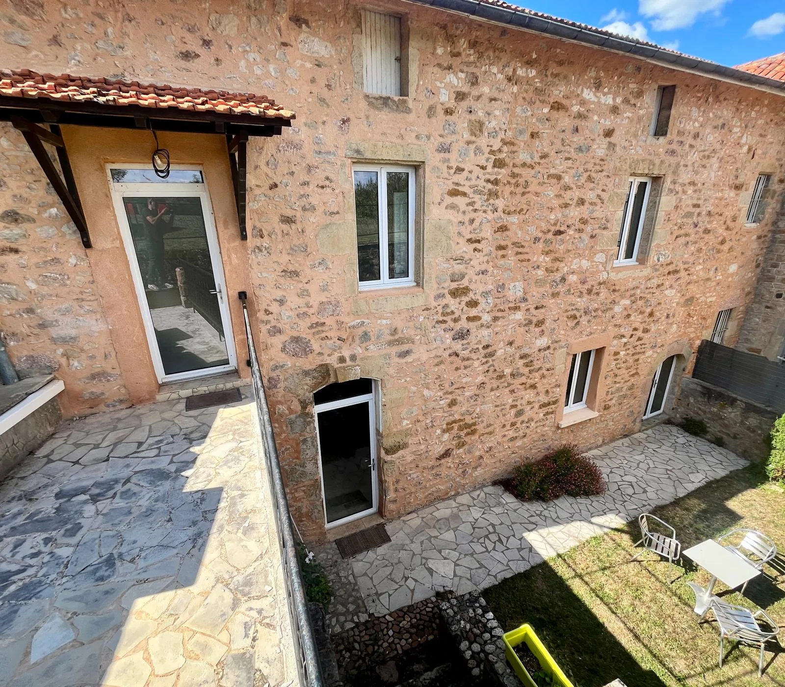 Façade en pierre et terrasse de la maison